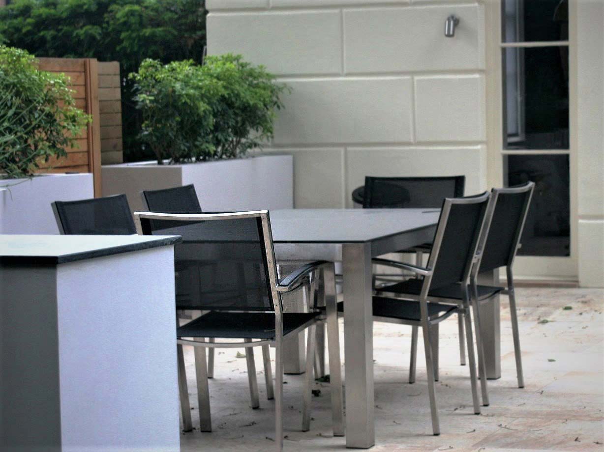 City Retreat Garden London. Dining area. Rae Wilkinson Garden and Landscape Design Surrey, Sussex, Hampshire, London, South-East England