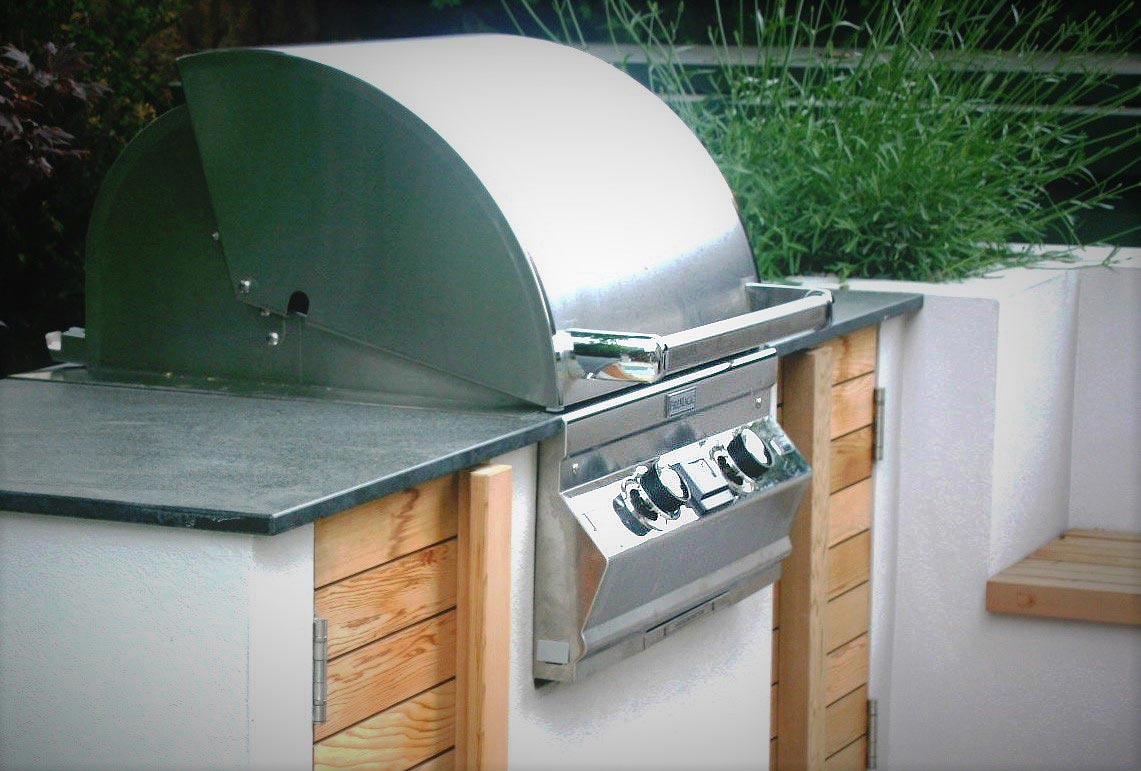 City Retreat Garden London. Integrated kitchen area. Rae Wilkinson Garden and Landscape Design Surrey, Sussex, Hampshire, London, South-East England